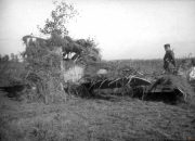 Militärfahrzeug der deutschen Truppen im Ersten Weltkrieg, getarnt mit Gras und Ästen auf dem Schlachtfeld: Rouvroy, Ardenie, Geschützstellungen, Quartier, Offizier, Soldaten, Infantrie, Schlachtfeld, ländliche Landschaft, Granattrichter, Überwachung, Offiziersunterstand