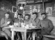 Leben deutscher Soldaten im Ersten Weltkrieg in einer Feldunterkunft