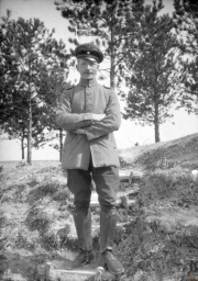 Soldat im Ersten Weltkrieg steht an einer Treppe in einem Waldgebiet