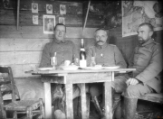 Besatzung deutscher Soldaten während des Ersten Weltkriegs in einem Unterstand bei einer kleinen Feier