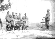 Soldaten des Ersten Weltkriegs beim gemeinsamen Spiel auf einem Felsen im Freien
