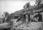 Grabenanlagen aus dem Ersten Weltkrieg an einem Berghang