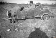 Soldat in einem beschädigten Auto während des Ersten Weltkriegs in einem Feld