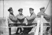 Soldaten im Ersten Weltkrieg sitzen auf einer Bank und zeigen Kameradschaft während des Krieges in den Schützengräben