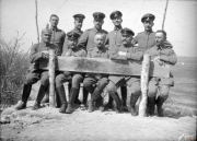 Soldaten im Ersten Weltkrieg posieren für ein Gruppenfoto in einer ländlichen Umgebung