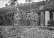 Soldaten des Ersten Weltkriegs stehen vor einem Unterstand in der Natur während einer ruhigen Phase des Konflikts