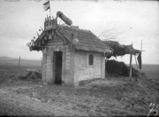 Wiederaufbau eines militärischen Unterstandes nach dem Ersten Weltkrieg in einer landschaftlichen Umgebung