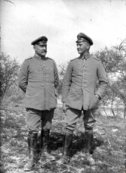 Zwei deutsche Offiziere im Ersten Weltkrieg auf einem Feld voller Gras und Bäume