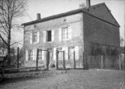 Historisches Gebäude aus der Zeit des Ersten Weltkriegs in ländlicher Umgebung
