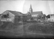 Zerstörte Landschaft nach dem Ersten Weltkrieg in einem kleinen Ort mit Kirche und Ruinen
