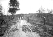 Soldaten arbeiten am Straßenrand während des Ersten Weltkriegs in einem ländlichen Gebiet