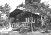 Dokumentation eines typischen Holzhauses aus dem Ersten Weltkrieg in ruhiger Waldgegend