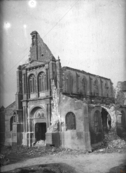 Zerstörte Kirche aus dem Ersten Weltkrieg in Europa, eindrucksvolle Ruine und Zeugnis der Zerstörung
