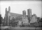 Historische Aufnahme einer Kirche aus der Zeit des Ersten Weltkriegs in einer europäischen Stadt
