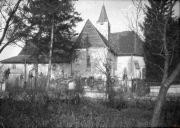 Ehemalige Kirche während des Ersten Weltkriegs in einem verwilderten Garten
