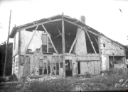 Zerstörtes Bauernhaus während des Ersten Weltkriegs in einer ländlichen Gegend