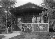 Soldat vor einem Wachhaus während des Ersten Weltkriegs in einer Waldlandschaft