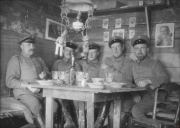 Erinnerungen aus dem Ersten Weltkrieg: Soldaten in einer Unterkunft