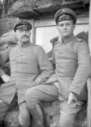 Soldaten des Ersten Weltkriegs posieren in einer Feldunterkunft während der 1910er Jahre