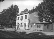 Blick auf den Bahnhof in Somme über die Front im Ersten Weltkrieg mit Soldaten und wartenden Passagieren