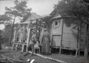 Bau einer provisorischen Unterkunft von Soldaten im Ersten Weltkrieg an der Front
