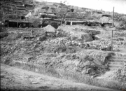 Trockenes Gelände mit Schützengräben und Baracken im Ersten Weltkrieg