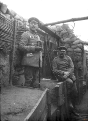 Zwei Offiziere der deutschen Armee im Ersten Weltkrieg in einer Schützengraben-Umgebung