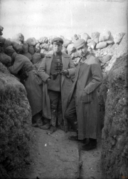 Soldaten im Schützengraben während des Ersten Weltkriegs in Europa