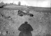 Soldat auf einem Pferd im Ersten Weltkrieg an einer zerstörten Frontlinie