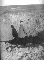 Militärführer steht in einem Schützengraben während des Ersten Weltkriegs im Jahr 1917