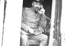 Soldat im Ersten Weltkrieg kommuniziert telefonisch aus einer Feldunterkunft