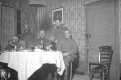 Hintergrund einer Besprechung deutscher Soldaten im Ersten Weltkrieg in einem einfachen Raum