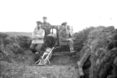 Soldaten im Graben während des Ersten Weltkriegs im Jahr 1916, posierend vor einem Geschütz