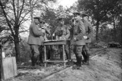 Soldaten des Ersten Weltkriegs bei der Nutzung eines Geräts in der Natur
