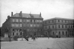 Platzleben während des Ersten Weltkriegs in einer Stadt mit historischer Architektur