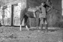 Soldat des Ersten Weltkriegs mit einem Pferd in einem Hinterhof