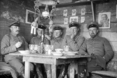 Leben deutscher Soldaten im Ersten Weltkrieg in einer Feldunterkunft