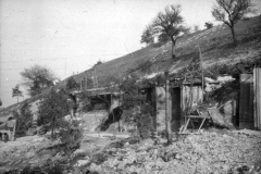 Grabenanlagen aus dem Ersten Weltkrieg an einem Berghang