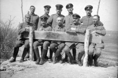 Soldaten im Ersten Weltkrieg posieren für ein Gruppenfoto in einer ländlichen Umgebung
