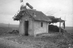 Wiederaufbau eines militärischen Unterstandes nach dem Ersten Weltkrieg in einer landschaftlichen Umgebung