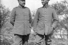 Zwei deutsche Offiziere im Ersten Weltkrieg auf einem Feld voller Gras und Bäume