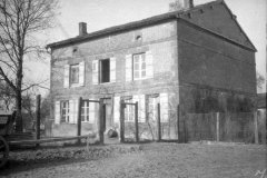 Historisches Gebäude aus der Zeit des Ersten Weltkriegs in ländlicher Umgebung