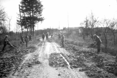 Soldaten arbeiten am Straßenrand während des Ersten Weltkriegs in einem ländlichen Gebiet