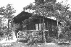 Dokumentation eines typischen Holzhauses aus dem Ersten Weltkrieg in ruhiger Waldgegend