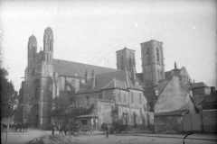 Historische Aufnahme einer Kirche aus der Zeit des Ersten Weltkriegs in einer europäischen Stadt