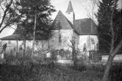 Ehemalige Kirche während des Ersten Weltkriegs in einem verwilderten Garten