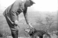 Ein Soldat spielt mit einem Hund während des Ersten Weltkriegs in der Natur
