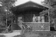 Soldat vor einem Wachhaus während des Ersten Weltkriegs in einer Waldlandschaft
