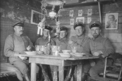 Erinnerungen aus dem Ersten Weltkrieg: Soldaten in einer Unterkunft