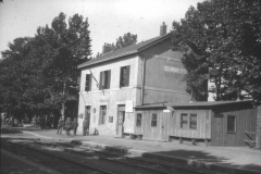 Blick auf den Bahnhof in Somme über die Front im Ersten Weltkrieg mit Soldaten und wartenden Passagieren